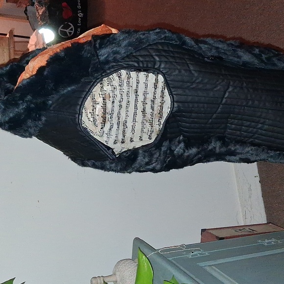 Guess Black Quilted Faux Fur Vest - Picture 2 of 4